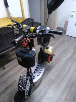 Motorová benzínová koloběžka