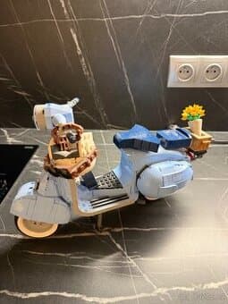 LEGO Icons 10298 Vespa 125