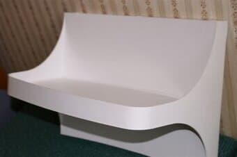 Bílá police na zeď