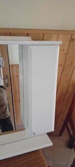 Koupelnová zrcadlová skříňka s horním osvětlením