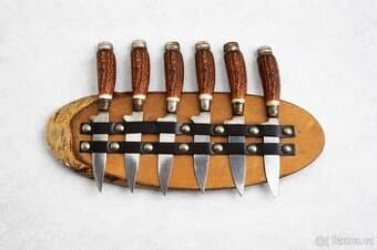 6ks malých nožíku na dřevěné podložce na zavěšení DEKORACE