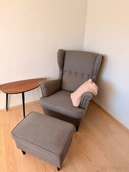 Ušák IKEA vč. podnožky a odkládacího stolku