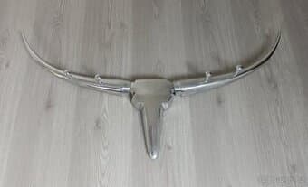 Designový věšák ve stylu býčí hlavy