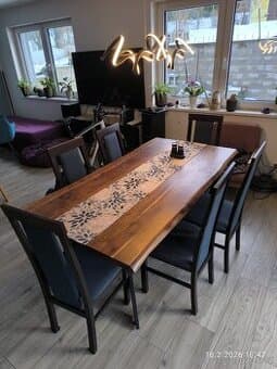 Dřevěné židle s čalouněním