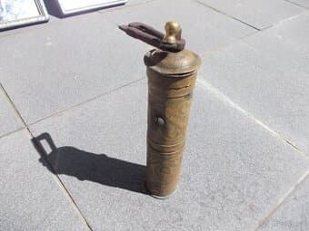 Starožitný mlýnek na kávu.