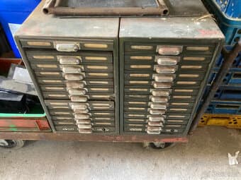 Skříňka 2 ks kovová registratura starožitná za 9.000 kč