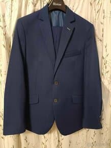 Modrý oblek + 2 košile zdarma