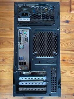 PC s novým operačním systémem + myš a klávesnice