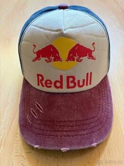 Retro kšiltovka Red Bull s „damage“ efektem