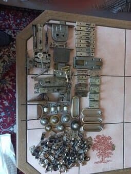 Prodám staré kování na nábytek.