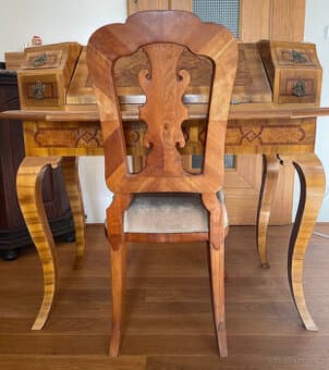 Elegantní intarzovaný historizující sekretář se židlí