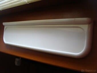 Plastová police po zrcadlo