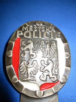 Policejní odznak městské policie s nizkým číslem