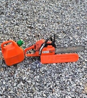 Husqvarna 353 + kanystr Husqvarna + 2 řetezy + klíč