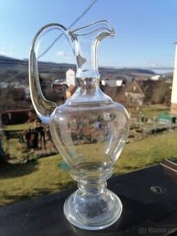 Krásný skleněný džbán.