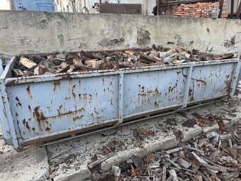 Prodám staré dřevo vhodné na topení.