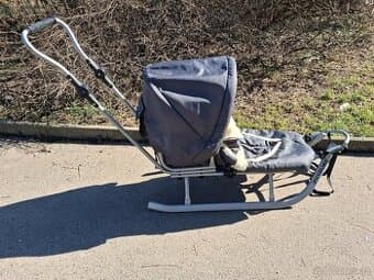 Dětské sáňky s ohrádkou, fusakem a madlem