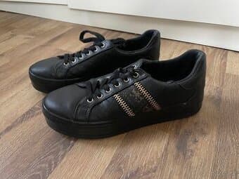 Dámské tenisky Guess Baritt na platformě